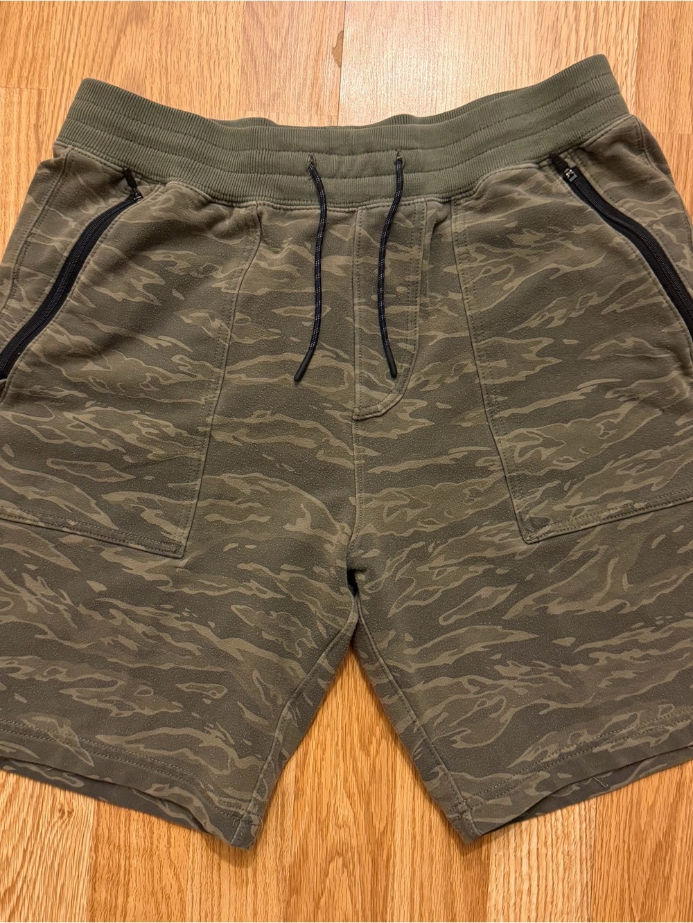 Abercrombie & Fitch Olive Camo Athletic Drawstring Shorts Men’s Medium